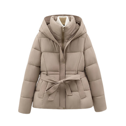 Damjacka med huva och skärp i vinterstil